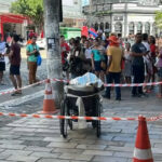 Homem que circulava com o pai morto em cadeira de rodas no Centro de Manaus é liberado pela polícia após depoimento