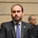 PF diz que Bolsonaro e Carlos integravam organização criminosa na Abin