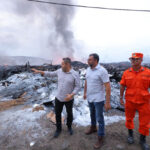 Governador Wilson Lima acompanha trabalho do Corpo de Bombeiros no combate a incêndio em fábricas de Manaus