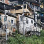 Quase 20% da população de favelas vivem em vias onde não passam carros