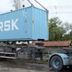 Carreta com carga de 23 toneladas tomba e interrompe parcialmente o trânsito no Distrito Industrial, em Manaus