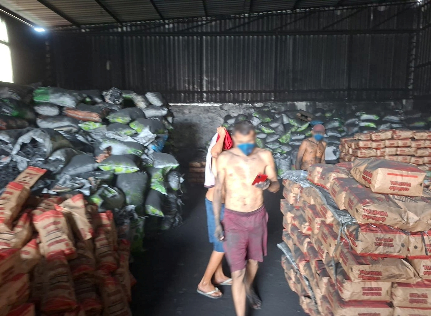 Empresa de carvão é multada em R$ 122 mil por operar sem licença, poluir o ar e expor trabalhadores a riscos no AM