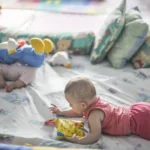 Pobreza afeta desenvolvimento de bebês desde 6 meses, mostra pesquisa