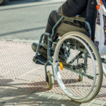 Acidente de trânsito: condutor alcoolizado invade área restrita durante corrida e atinge usuária de cadeira de rodas