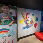 Shopping de Manaus promove exposição artística com pinturas produzidas por crianças durante o Abril Azul