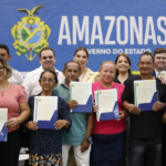 Governador interino Roberto Cidade entrega 500 títulos definitivos; regularização fundiária já contempla 22 mil famílias