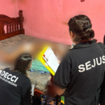 Idosa é encontrada trancada sem comida e sem banheiro em Manaus; filhos são presos por maus-tratos