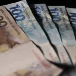 Renda média das famílias chega a R$ 2.264 e é recorde em 2025