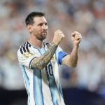Messi vira maior artilheiro das copas e lidera Argentina em estreia