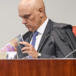 Moraes dá 24 horas para Bolsonaro explicar arma apreendida em blitz