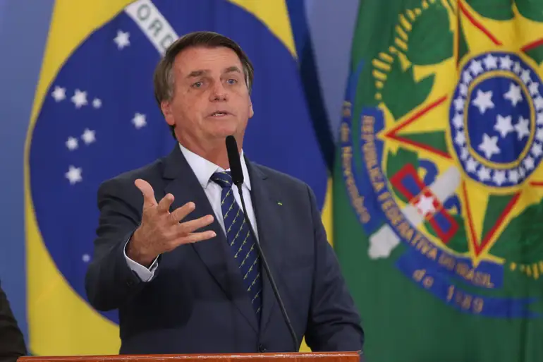 Moraes manda Exército entregar armas registradas em nome de Bolsonaro