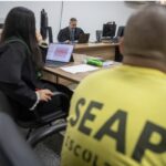 Homem é condenado a 20 anos de prisão por feminicídio da mãe e tentativa de homicídio contra a avó
