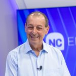 TRE-AM manda suspender canal de figurinhas de Omar Aziz no WhatsApp por falta de registro prévio; multa por descumprimento chega a R$ 50 mil