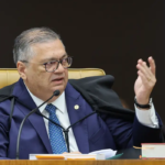 Flávio Dino pede vista de julgamento sobre Moraes e Mendonça
