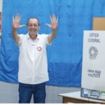 Omar Aziz defende democracia ao votar e diz que governará para todos se eleito