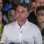 Flávio se declara ‘presidente eleito’ nos EUA, alega fraude sem apresentar provas e diz que comandará oposição