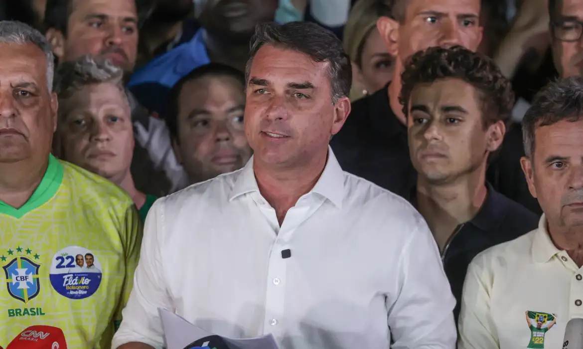 Flávio se declara ‘presidente eleito’ nos EUA, alega fraude sem apresentar provas e diz que comandará oposição