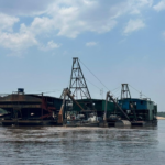 Justiça é acionada para que Marinha exija licença e rastreie dragas de garimpo ilegal na Amazônia